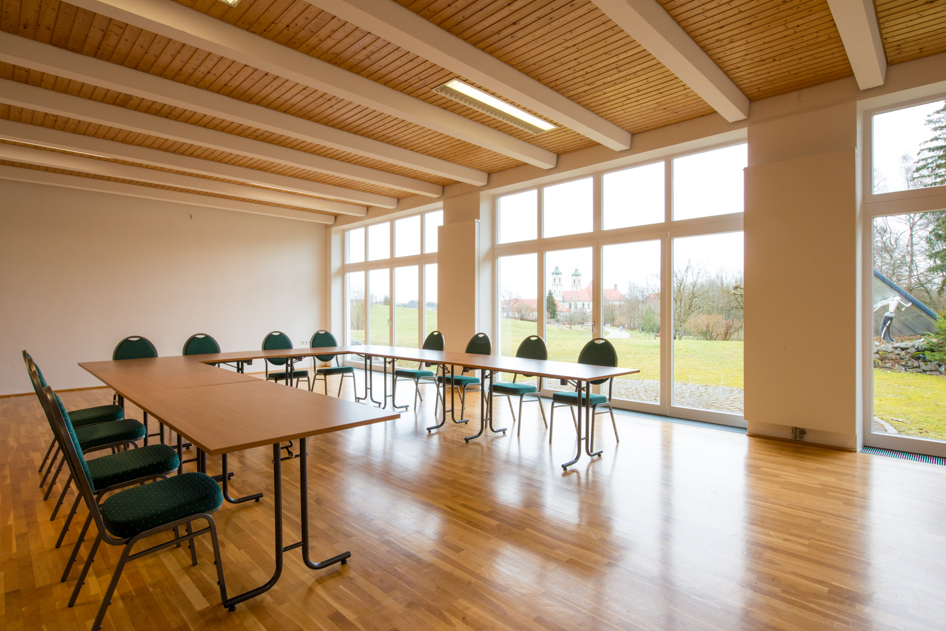 Konferenzraum mit Blick in die Natur und auf die Basilika